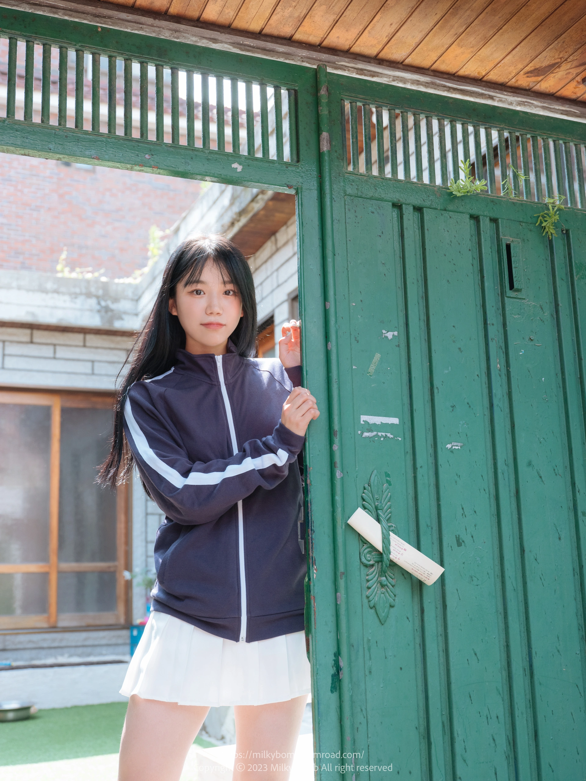 003.[MilkyBomb] Yui Vol.002 - Tracksuit 1